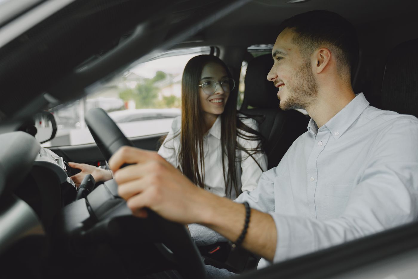 Rijinstructeur geeft rustig uitleg aan cursist tijdens de rijles
